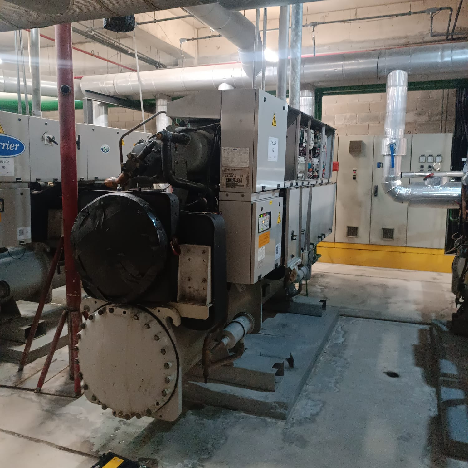 Sistema Chiller e infraestrutura mecânica em cobertura