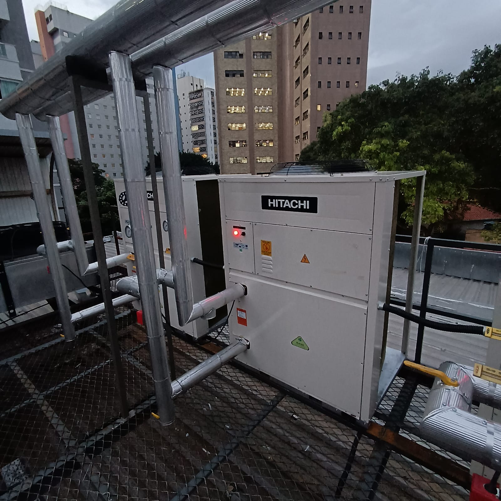 Sistema Chiller instalado em cobertura de edifício — obra de climatização HVAC da Polo Clima