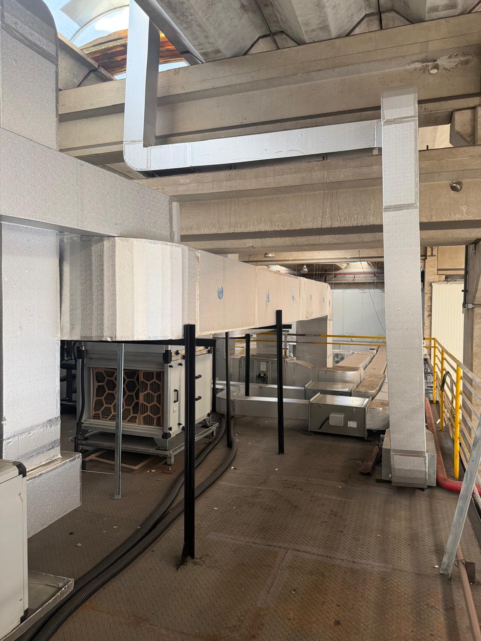 Rede de dutos HVAC instalada em edifício comercial