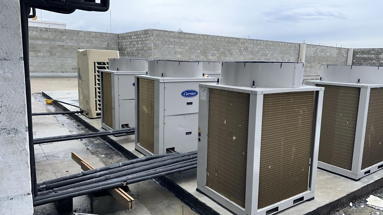 Sistema Splitão com condensadoras Carrier em cobertura