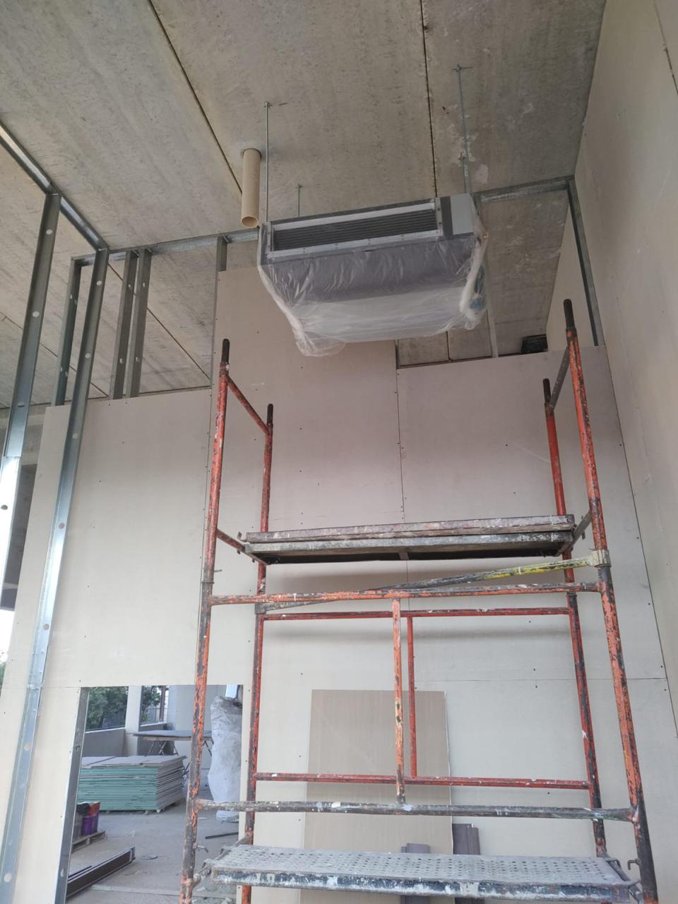 Instalação de evaporadora de Sistema VRF em obra