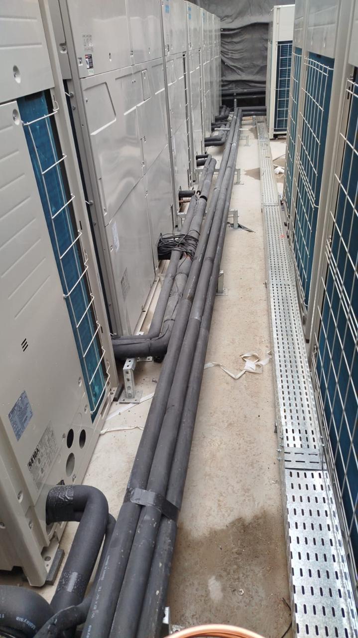 Condensadoras de Sistema VRF e tubulações frigorígenas em cobertura de edifício corporativo